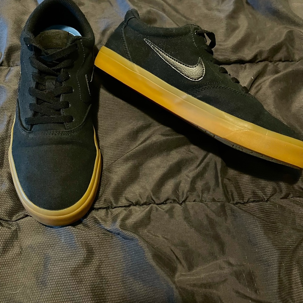 Nike men’s SB charge low sneaker